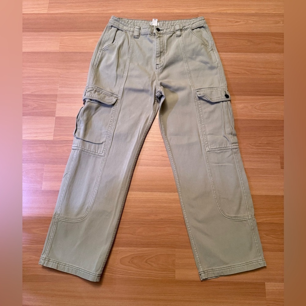 Billabong women’s light green cargo pants size 31 wide leg regular fit